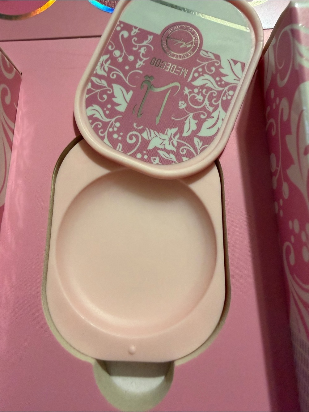 M. DECOO Pink Eyeshadow Palette & Roller Set - Picture 6 of 8